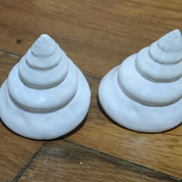 Opalescent white shell salt & pepper shakers - Picture 4 of 5